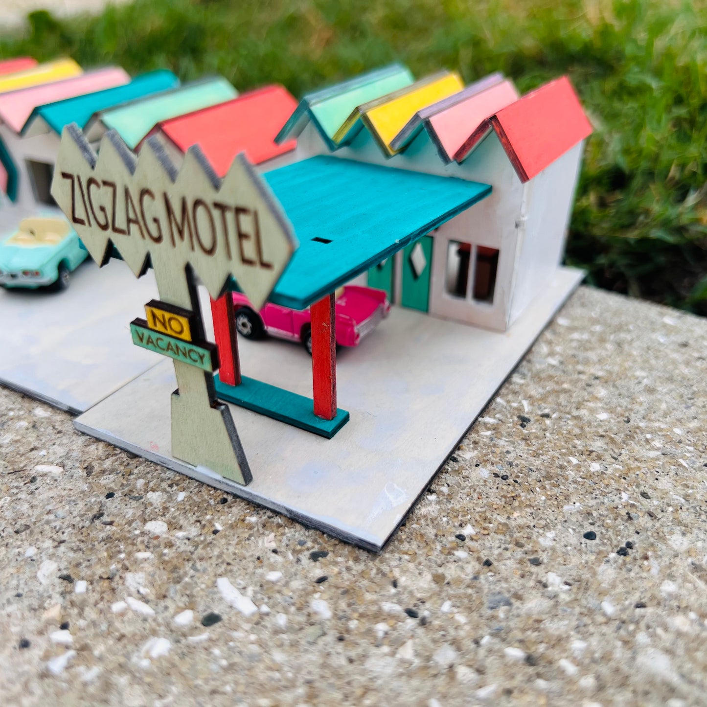 PRE ORDER Zigzag Motel Apartments, Mini Town Building Kits 1:144